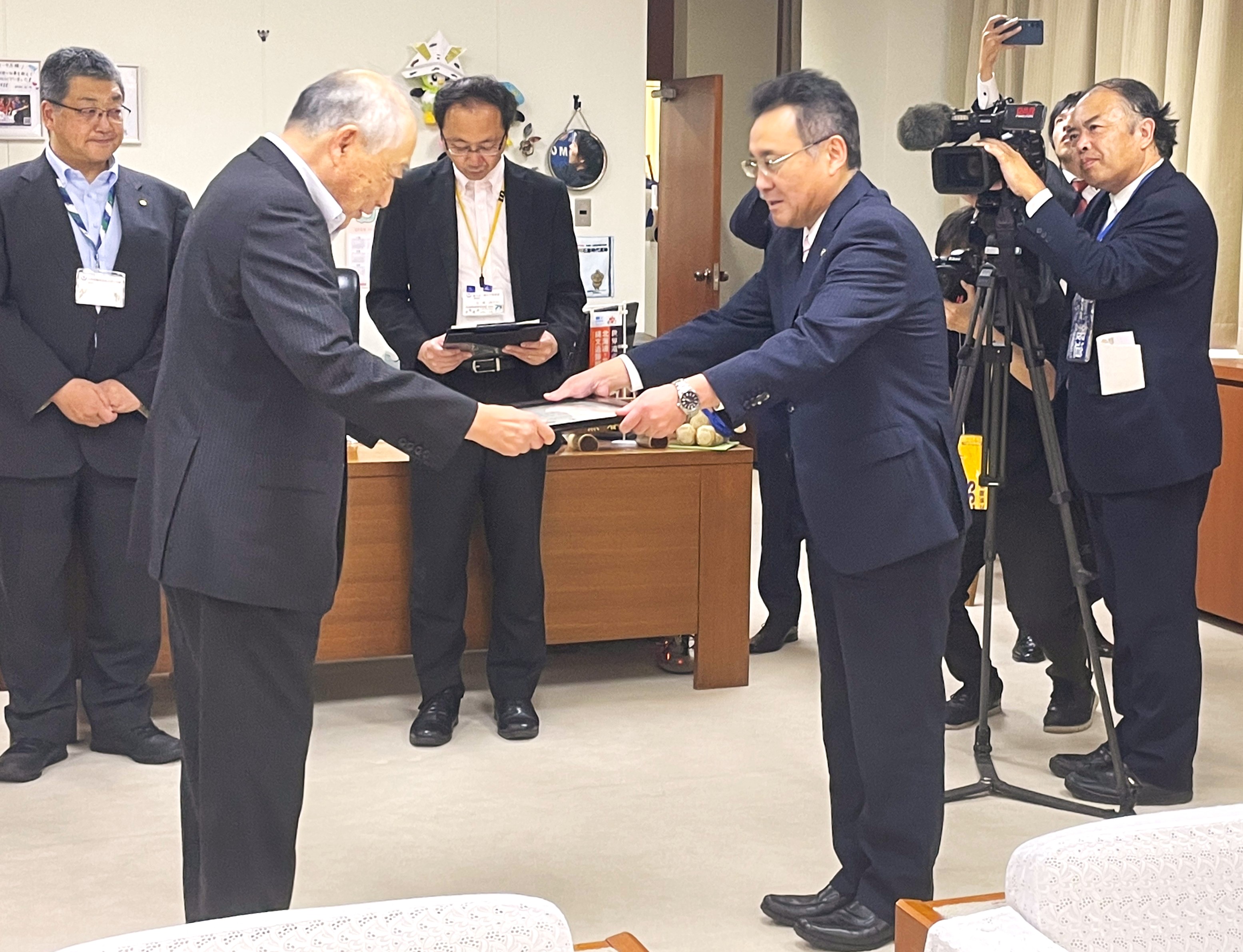 御協賛】クリアファイル・豆腐バーの引渡し及び感謝状贈呈式を行いまし
